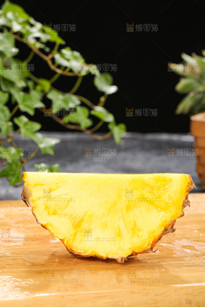 深底上的新鲜凤梨