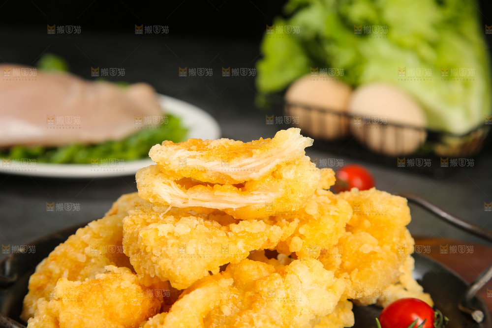 盘子里放着锅包肉