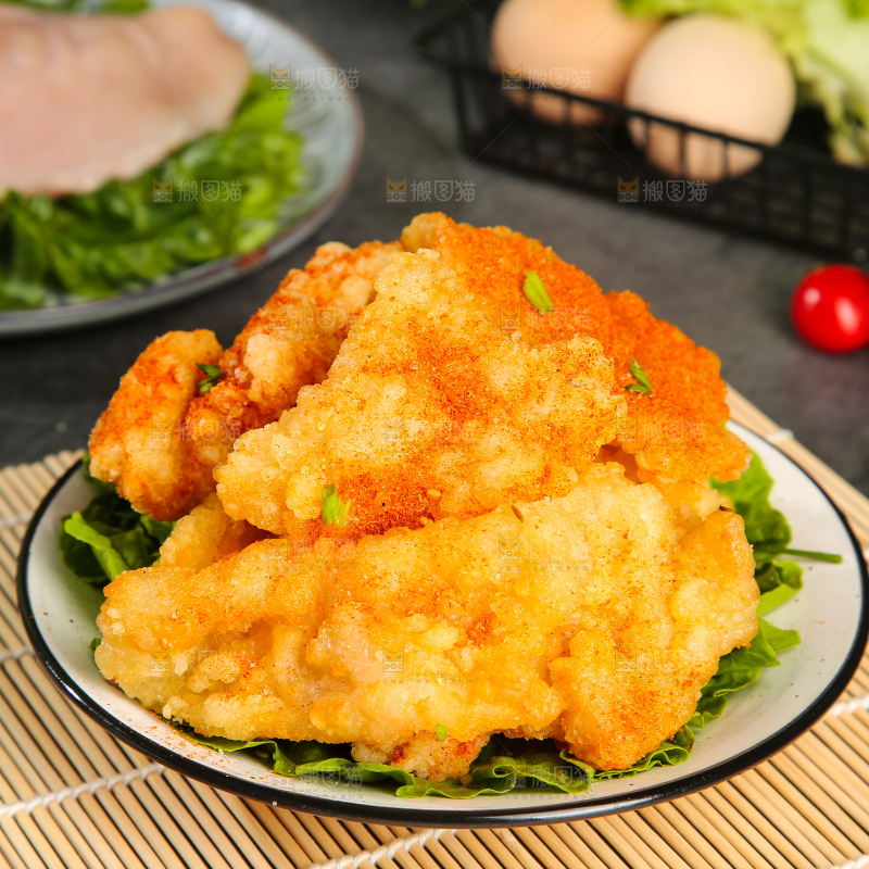 盘子里放着锅包肉