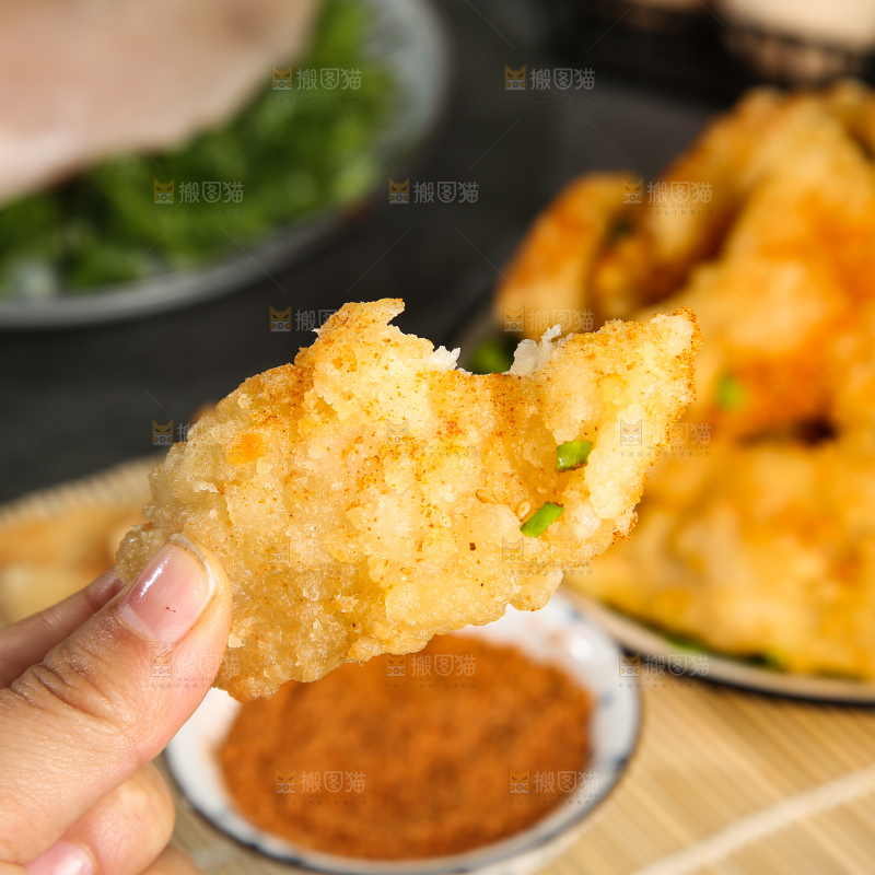 盘子里放着锅包肉