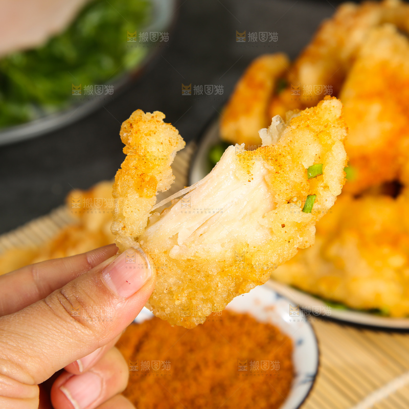 盘子里放着锅包肉