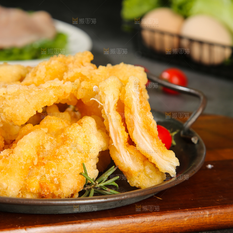 盘子里放着锅包肉