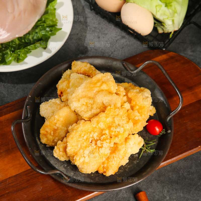 盘子里放着锅包肉
