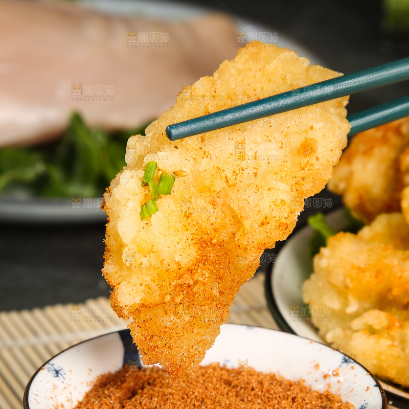 盘子里放着锅包肉