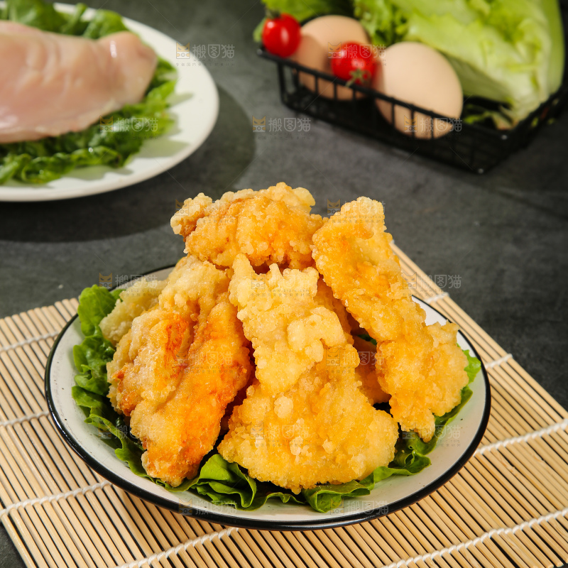 盘子里放着锅包肉