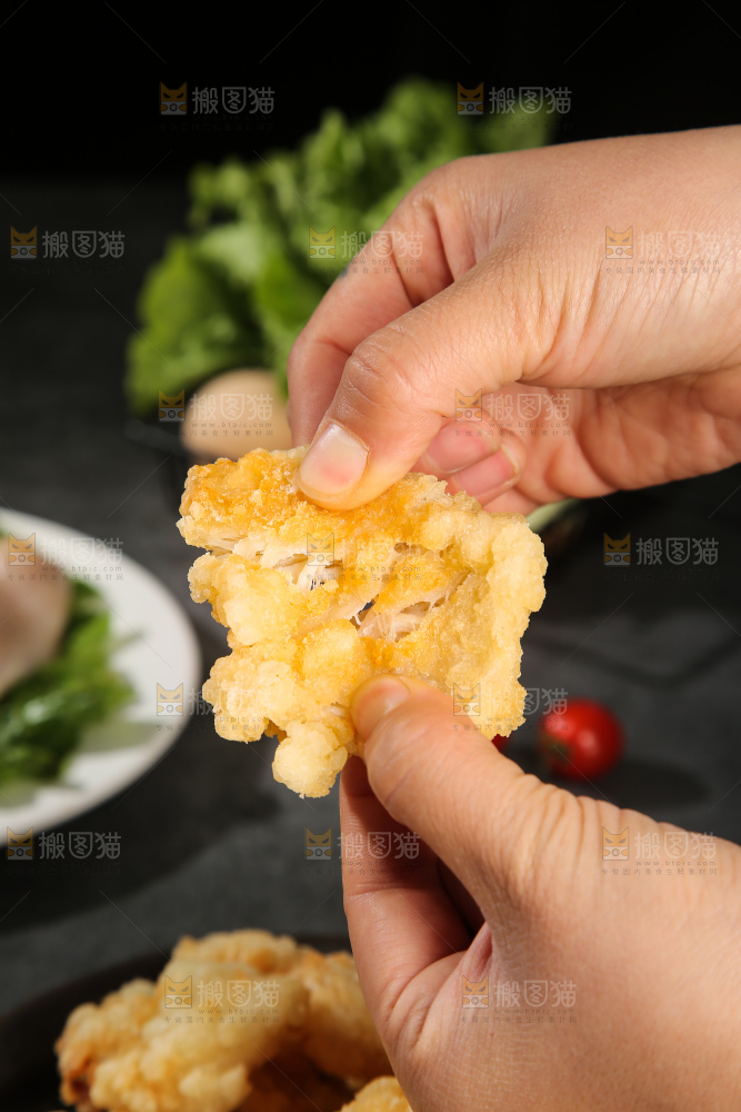 盘子里放着锅包肉