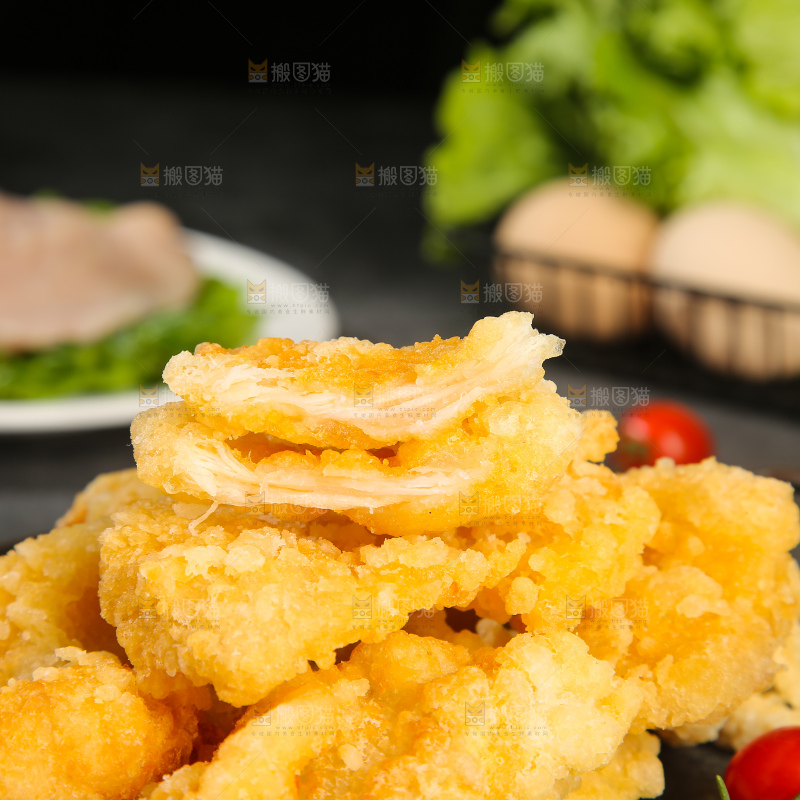 盘子里放着锅包肉