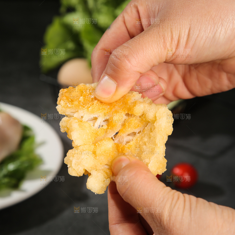 盘子里放着锅包肉