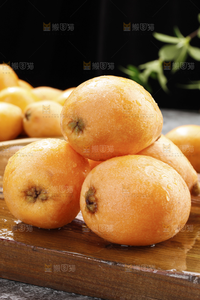 深底上的枇杷