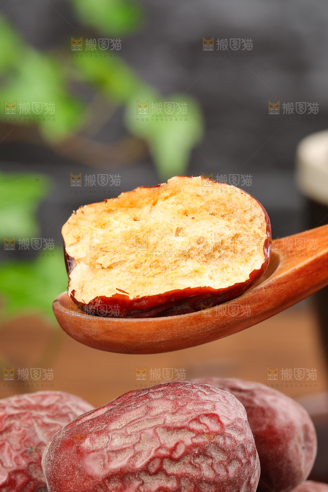 木底上的灰枣