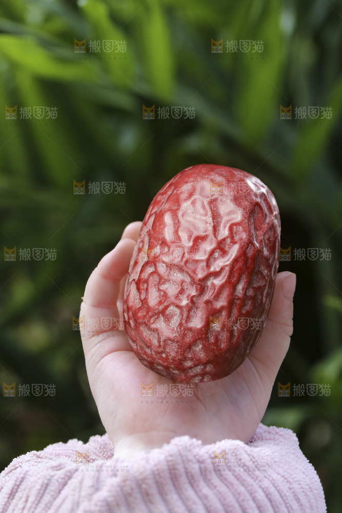 手里拿着灰枣