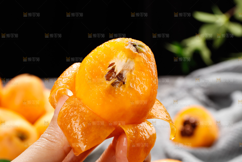 深底上的枇杷