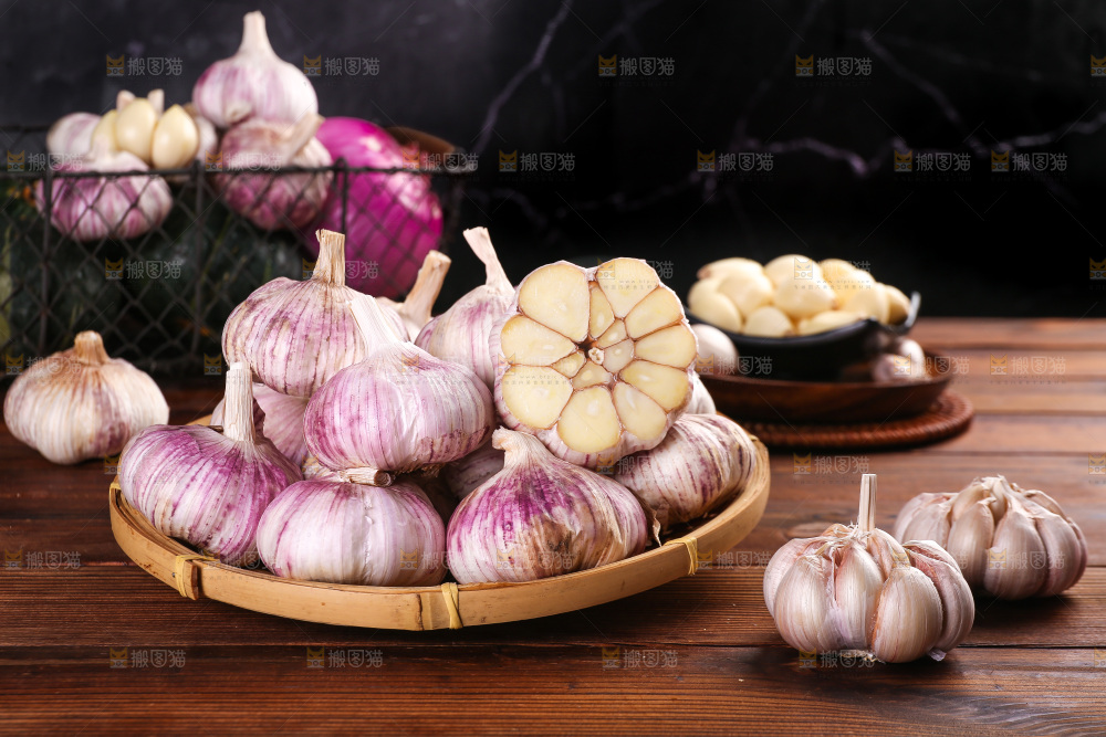 木底上的紫皮大蒜