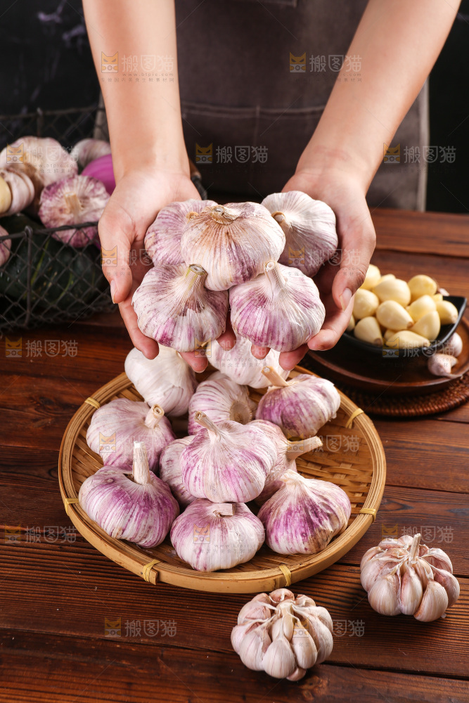 木底上的紫皮大蒜