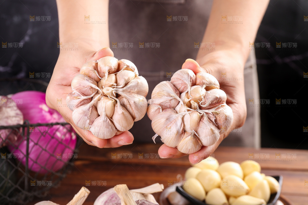 木底上的紫皮大蒜