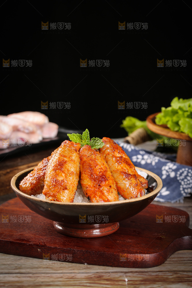 深底上的蜜汁烤翅