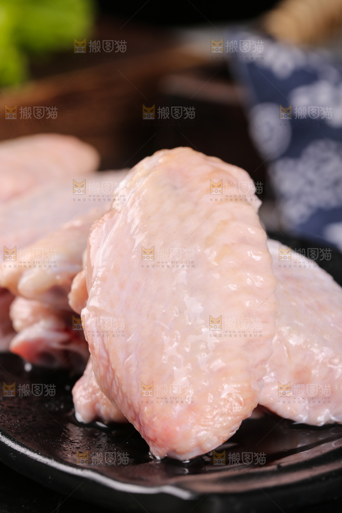 深底上的鸡翅中