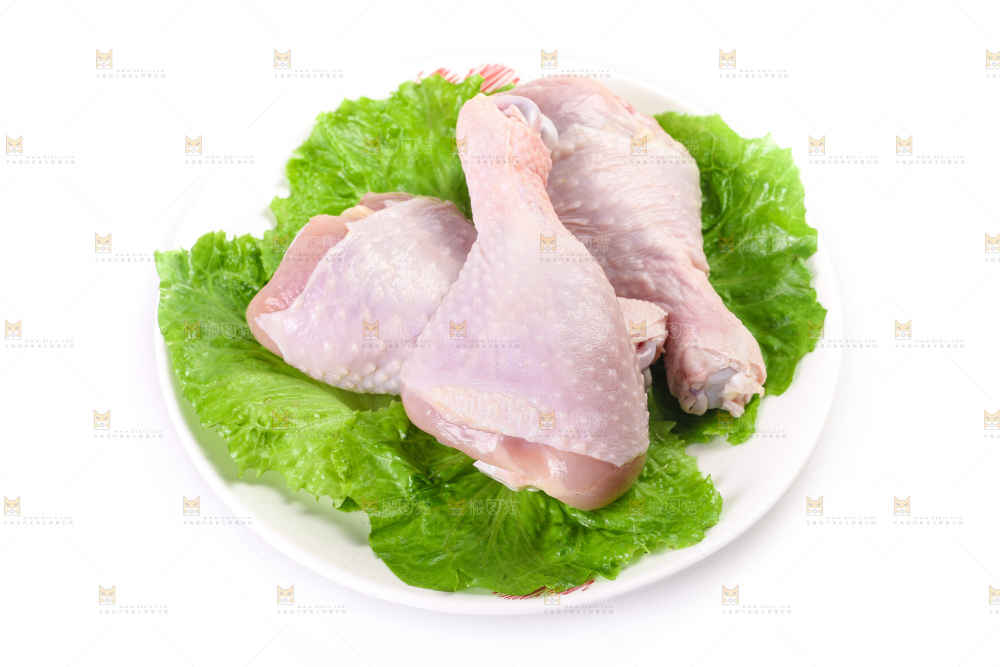 白底上的鲜鸡腿