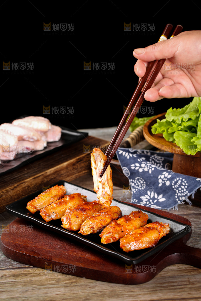 深底上的蜜汁烤翅