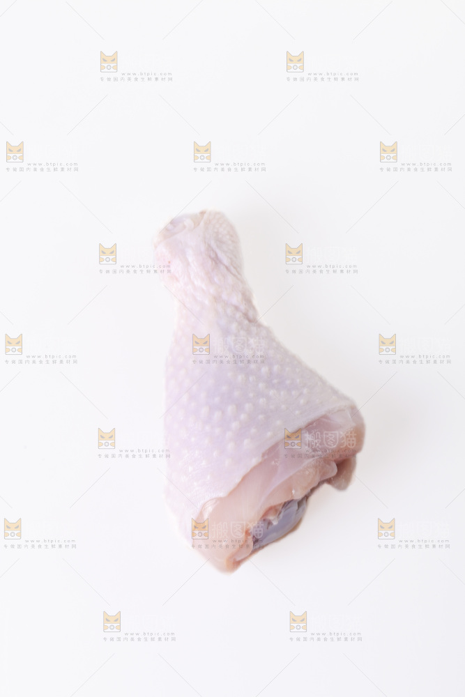 白底上的鲜鸡腿