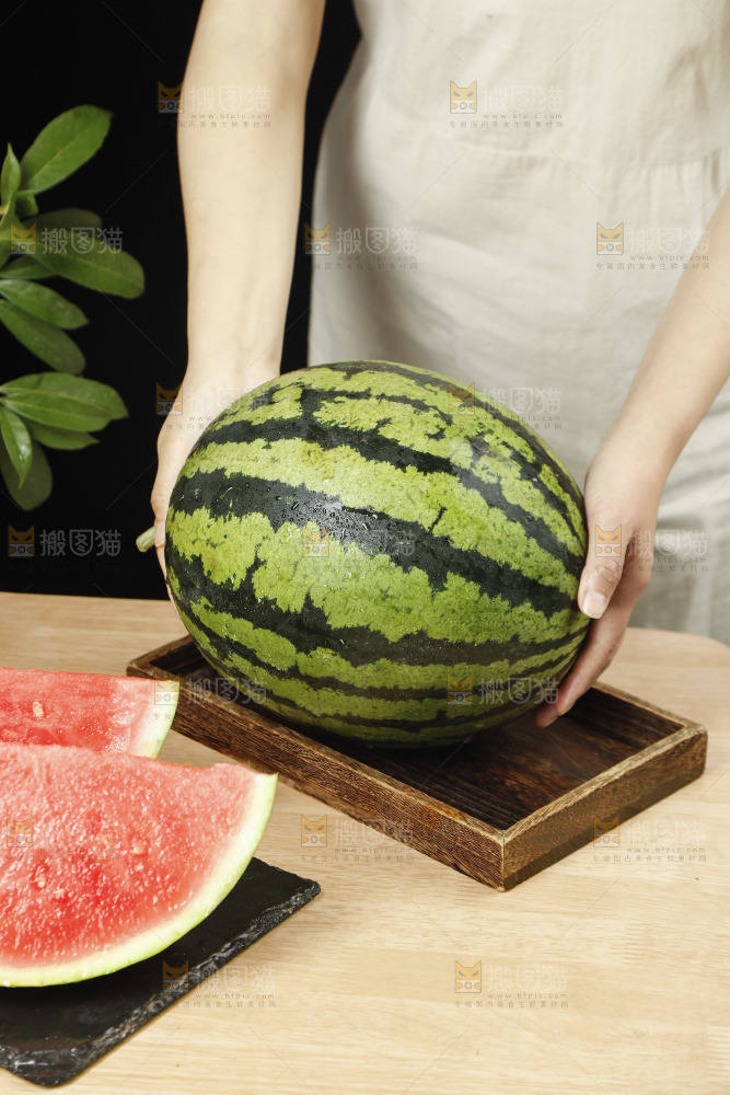 木底上的新鲜西瓜