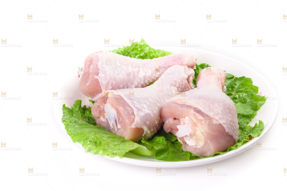 白底上的鲜鸡腿