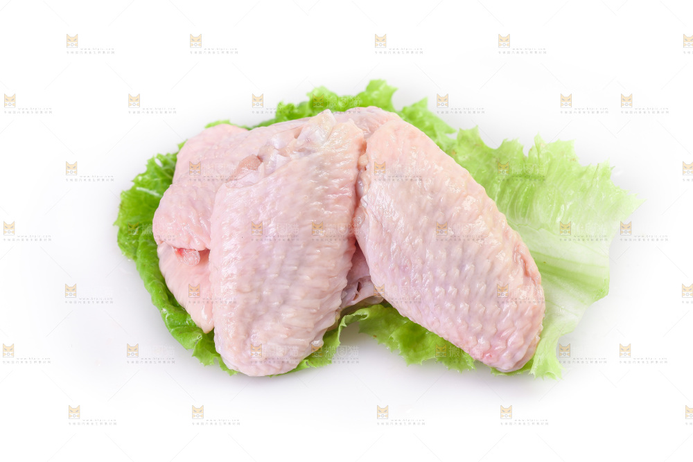 白底上的新鲜鸡翅中