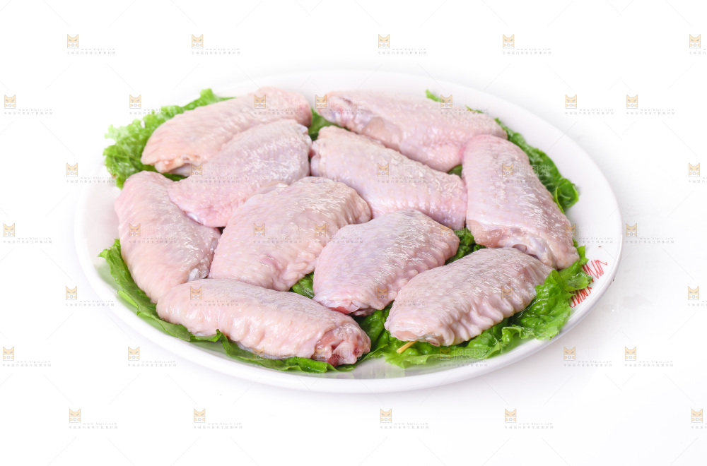 白底上的新鲜鸡翅中