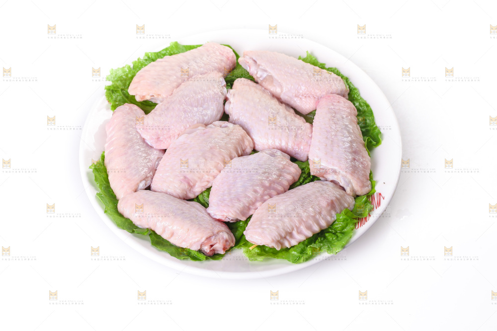 白底上的新鲜鸡翅中