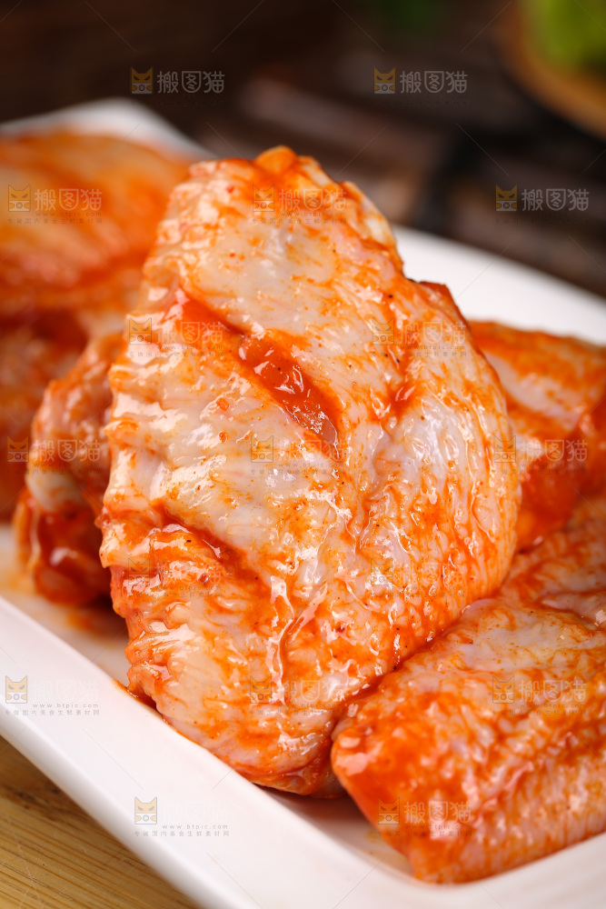 深底上的蜜汁烤翅