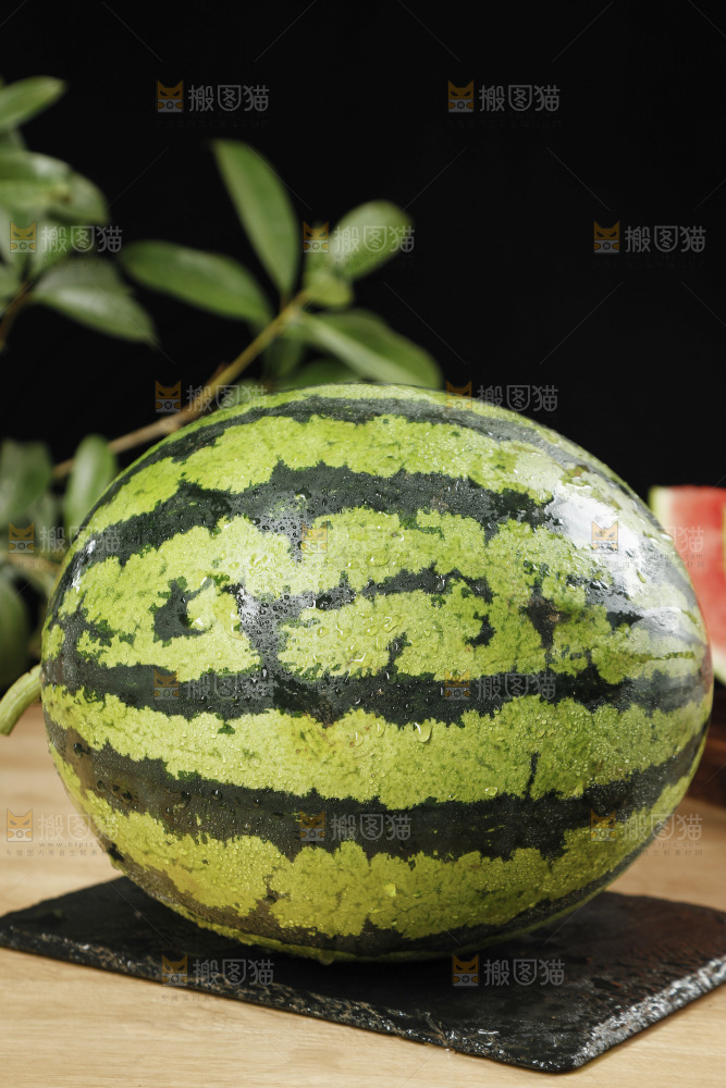 木底上的新鲜西瓜
