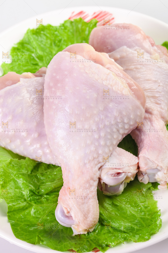 白底上的鲜鸡腿