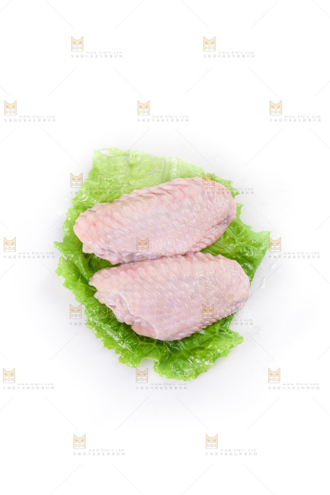 白底上的新鲜鸡翅中