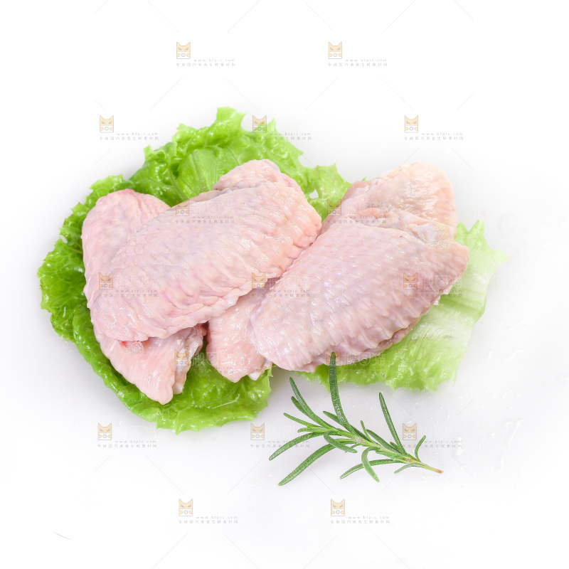 白底上的新鲜鸡翅中