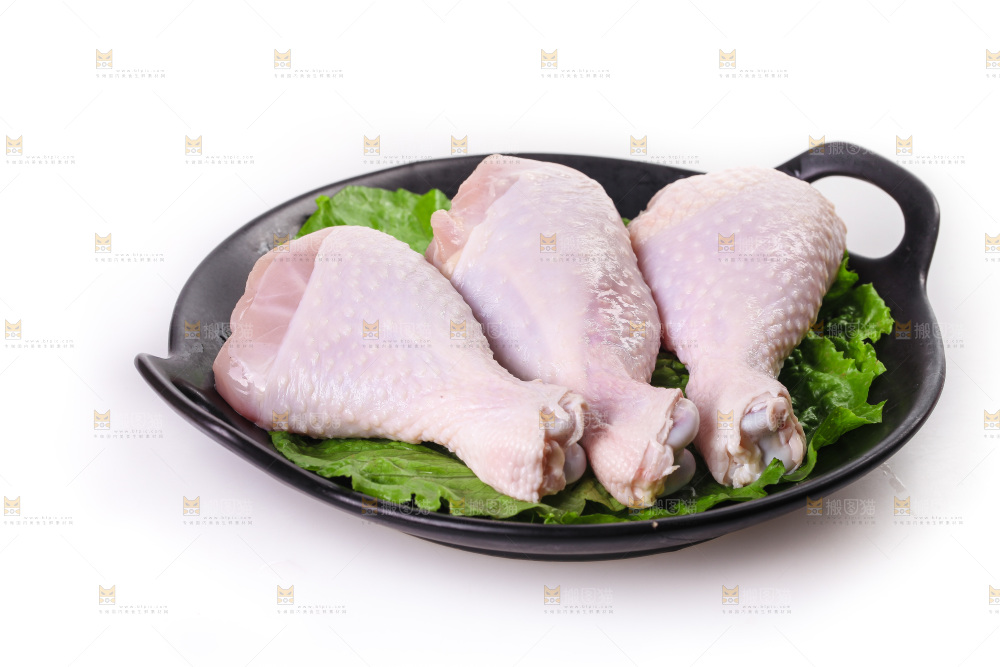 白底上的鲜鸡腿