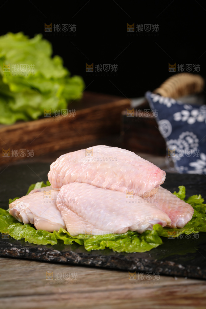 深底上的鸡翅中