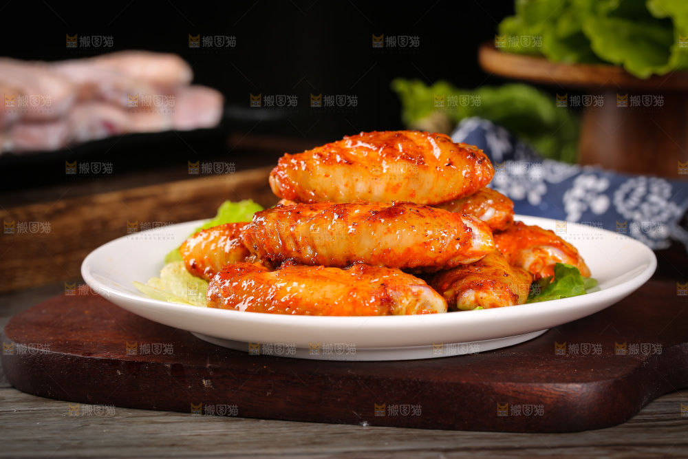 深底上的蜜汁烤翅