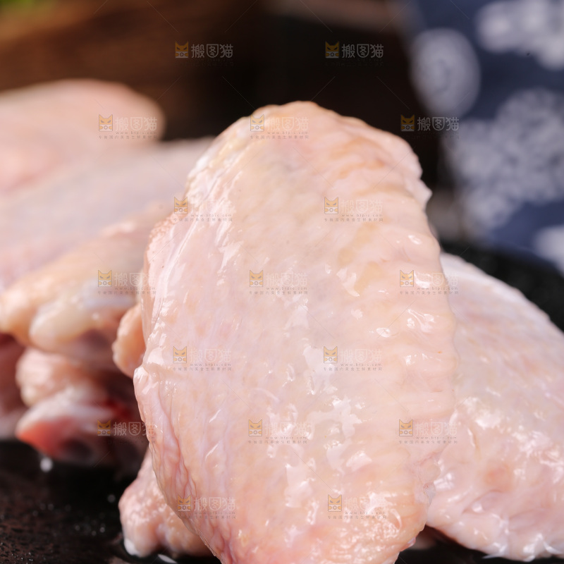 深底上的鸡翅中