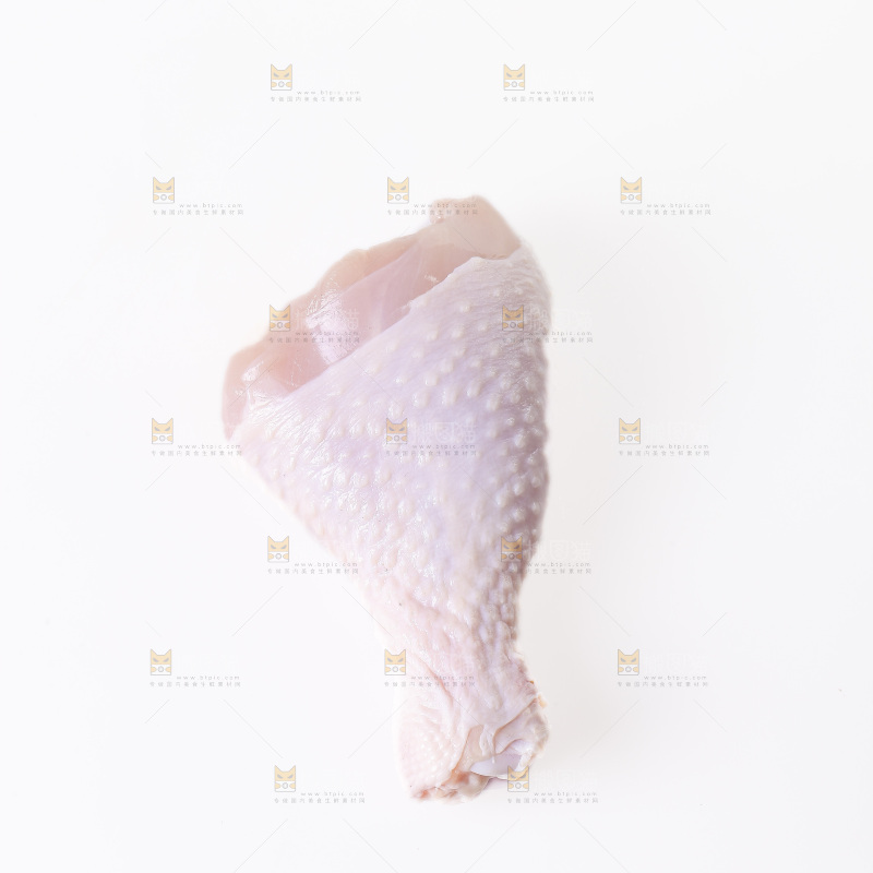 白底上的鲜鸡腿