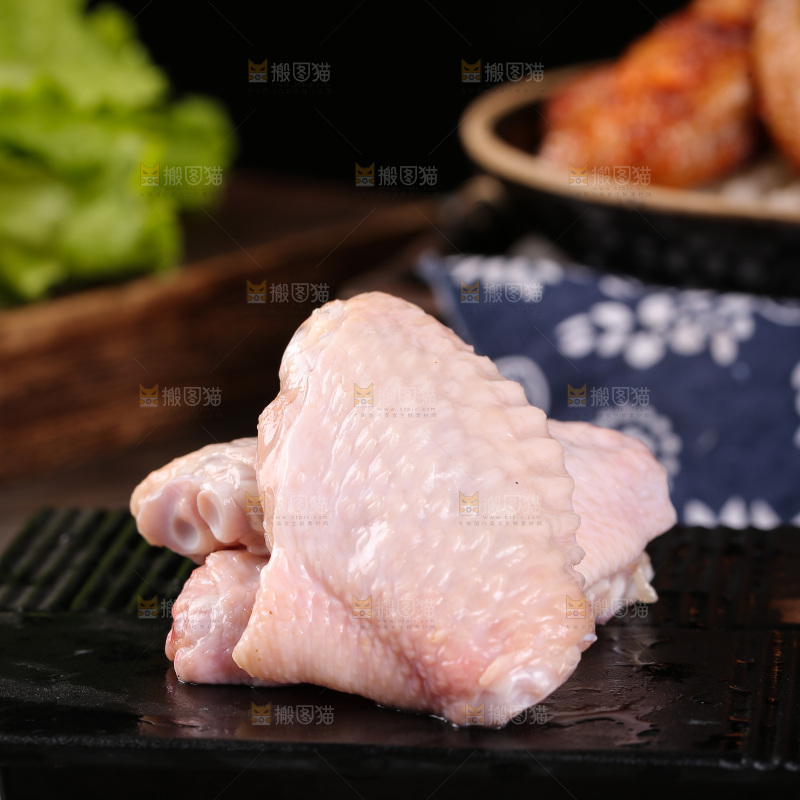 深底上的鸡翅中