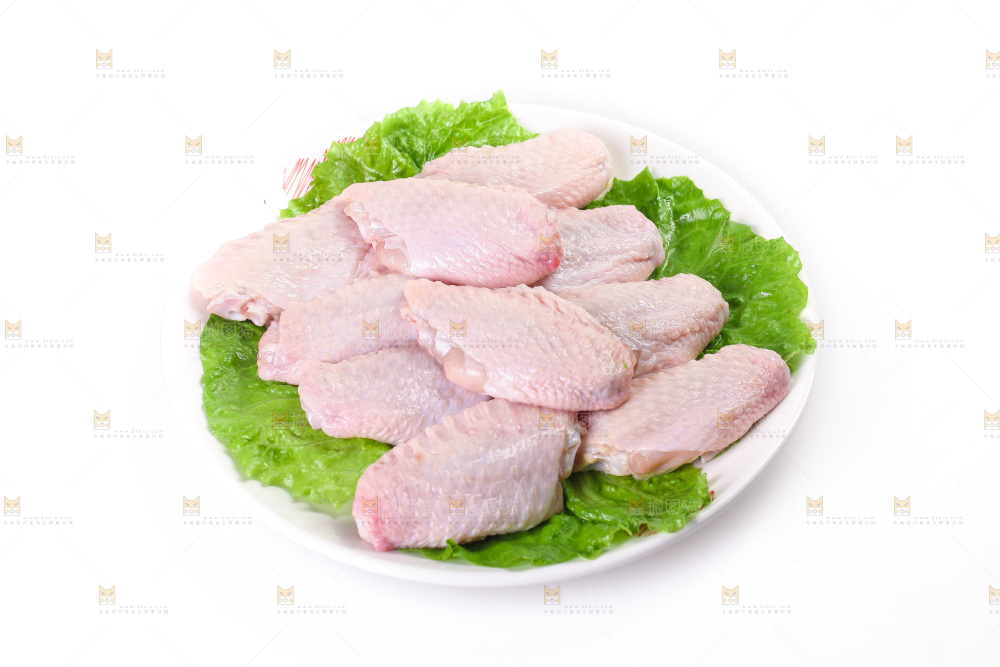 白底上的新鲜鸡翅中