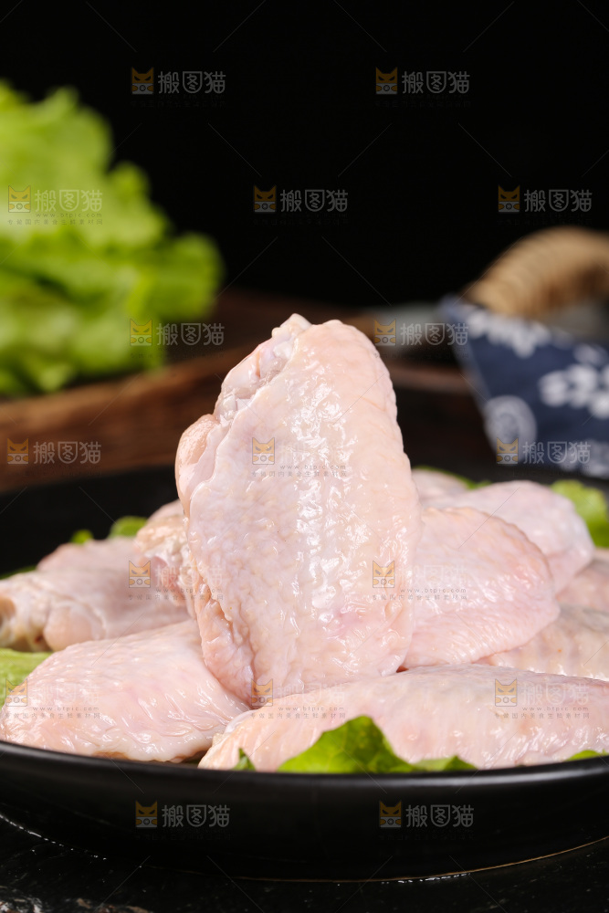 深底上的鸡翅中