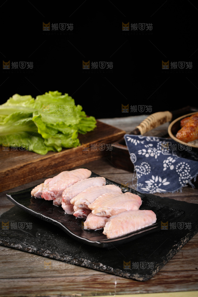 深底上的鸡翅中