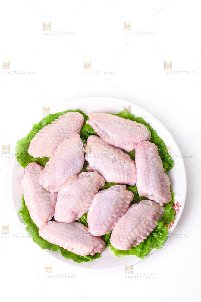 白底上的新鲜鸡翅中