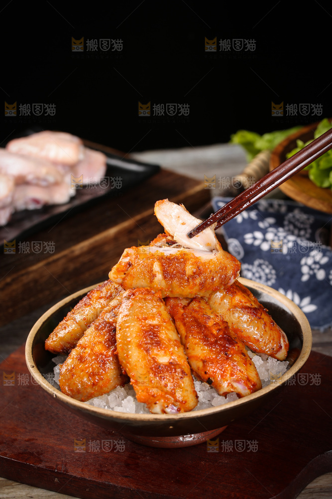 深底上的蜜汁烤翅