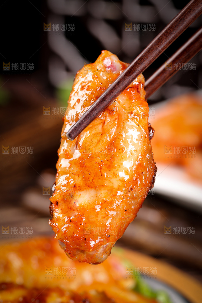 深底上的蜜汁烤翅