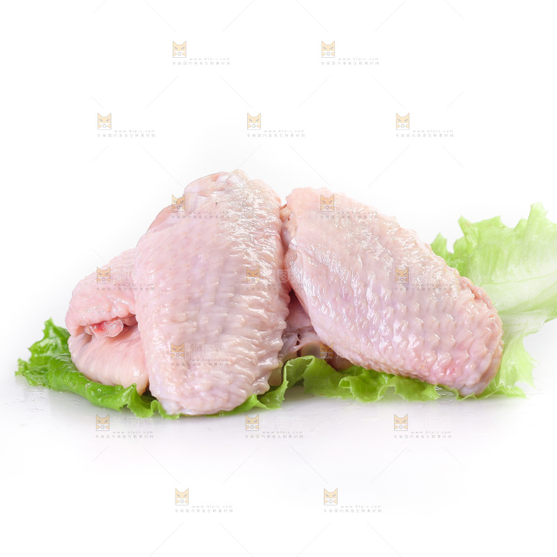 白底上的新鲜鸡翅中