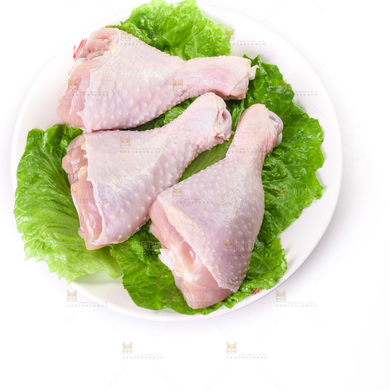 白底上的鲜鸡腿