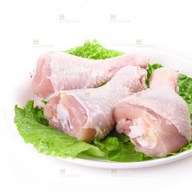 白底上的鲜鸡腿