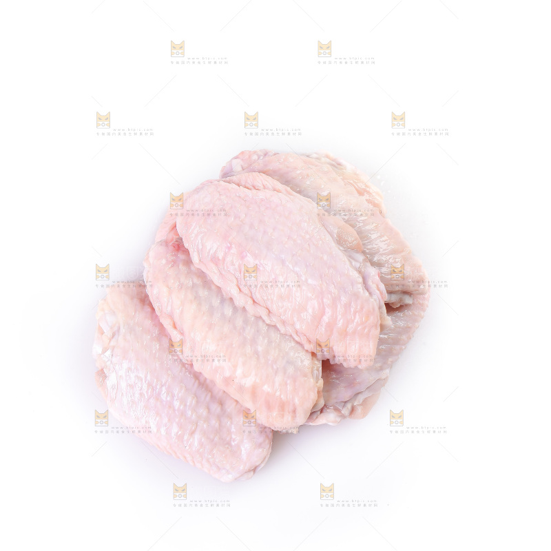 白底上的新鲜鸡翅中